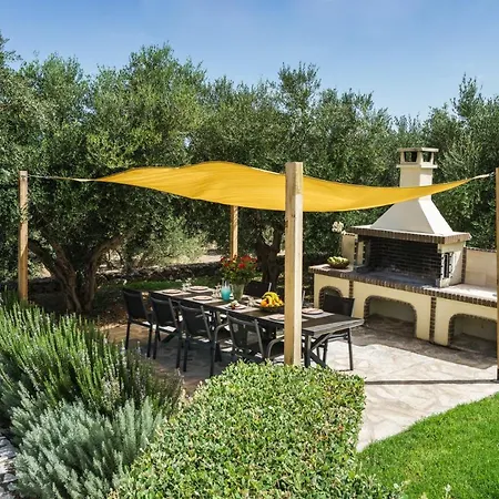 וילה Anna With Private Pool, Play Area & Bbq, 5km From The